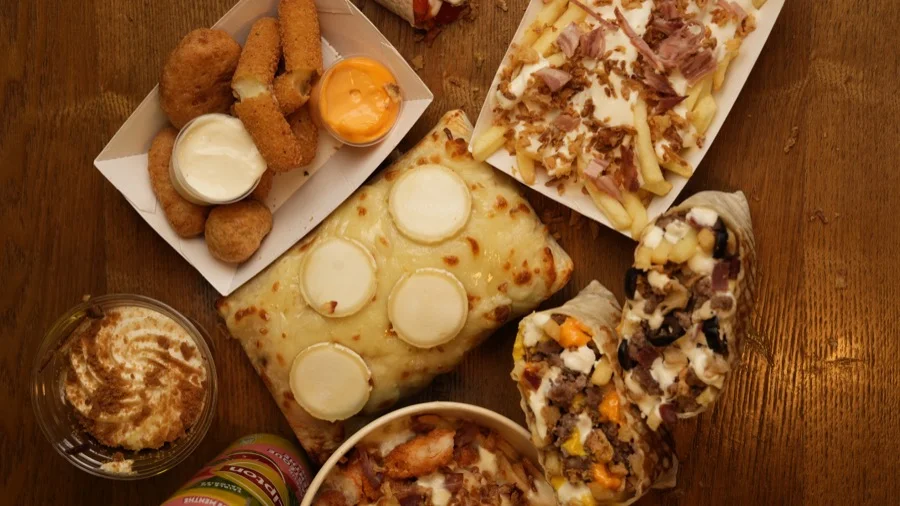 Gros plan sur un tacos lyonnais parfaitement gratiné et doré, symbole du savoir-faire À la Lyonnaise